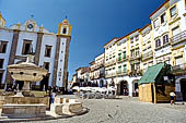 Evora - piazza del Giraldo con la Igreja de Santo Anto. 